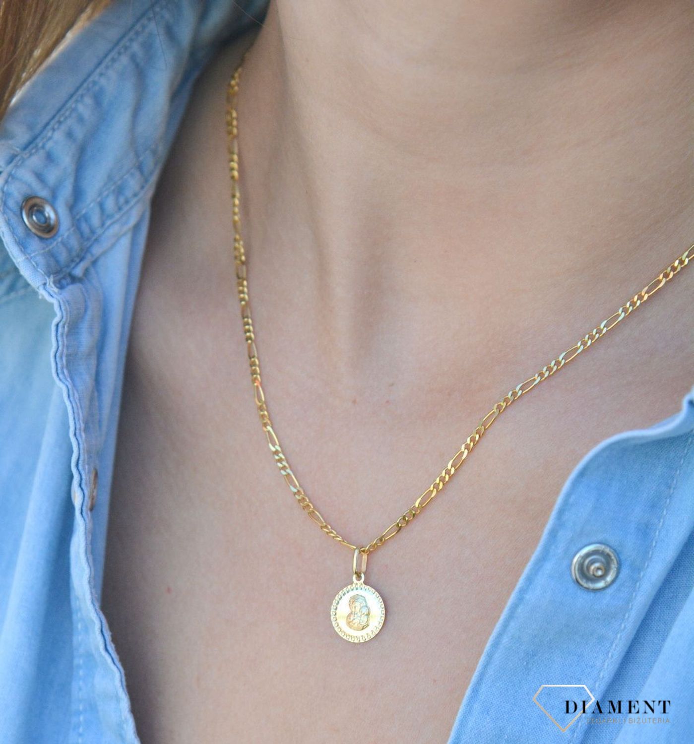 Złota zawieszka medalik okrągły Matka Boska ZA 3161 333. Medalik będący wspaniałą pamiątką i prezentem z okazji chrztu, komunii czy bierzmowania. Zawieszka wykonana ze złota próby 333. Piękna biżuteria o bogatej symbolice rel.jpg